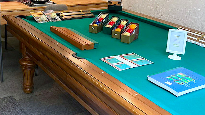 Le billard Europrestige de la maison Eurobillards est visible dans le showroom de Lyon avec son système mixte XB exclusif, aux raccords en noyer parfaitement ajustés pour jouer au billard français et américain sur la même table